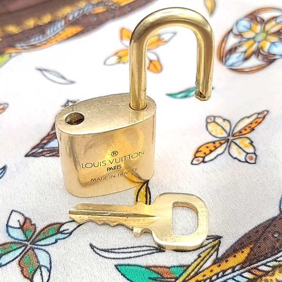Louis Vuitton #315 lock and key - Picture 2 of 3